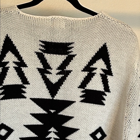 Stylish Black and White AztecPattern Cardigan - Picture 5 of 10